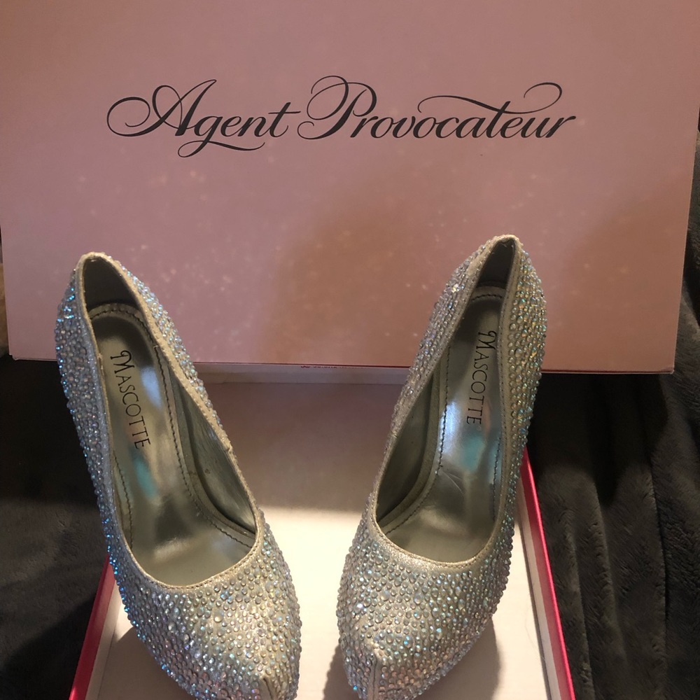 PROM SHOES!!! Beautiful daffodil Red bottoms, Size 6! - Picture 11 of 14